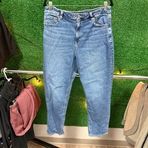 American Eagle Outfitters mom jeans